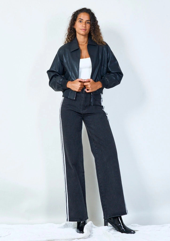 YV0508 Cropped leather jacket with zip closure