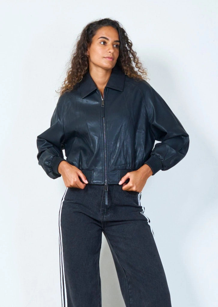 YV0508 Cropped leather jacket with zip closure